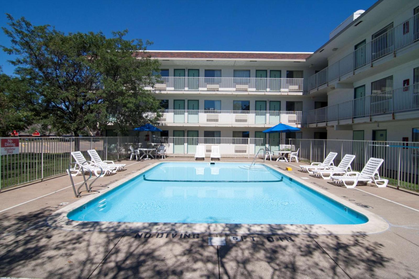 Motel 6-Roseville MN - Minneapolis North Main image 2